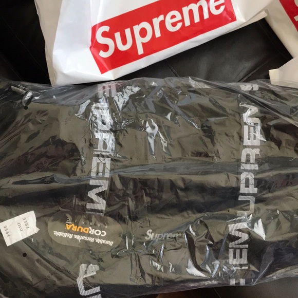 Supreme large duffle bag DS NWT - Picture 1 of 3